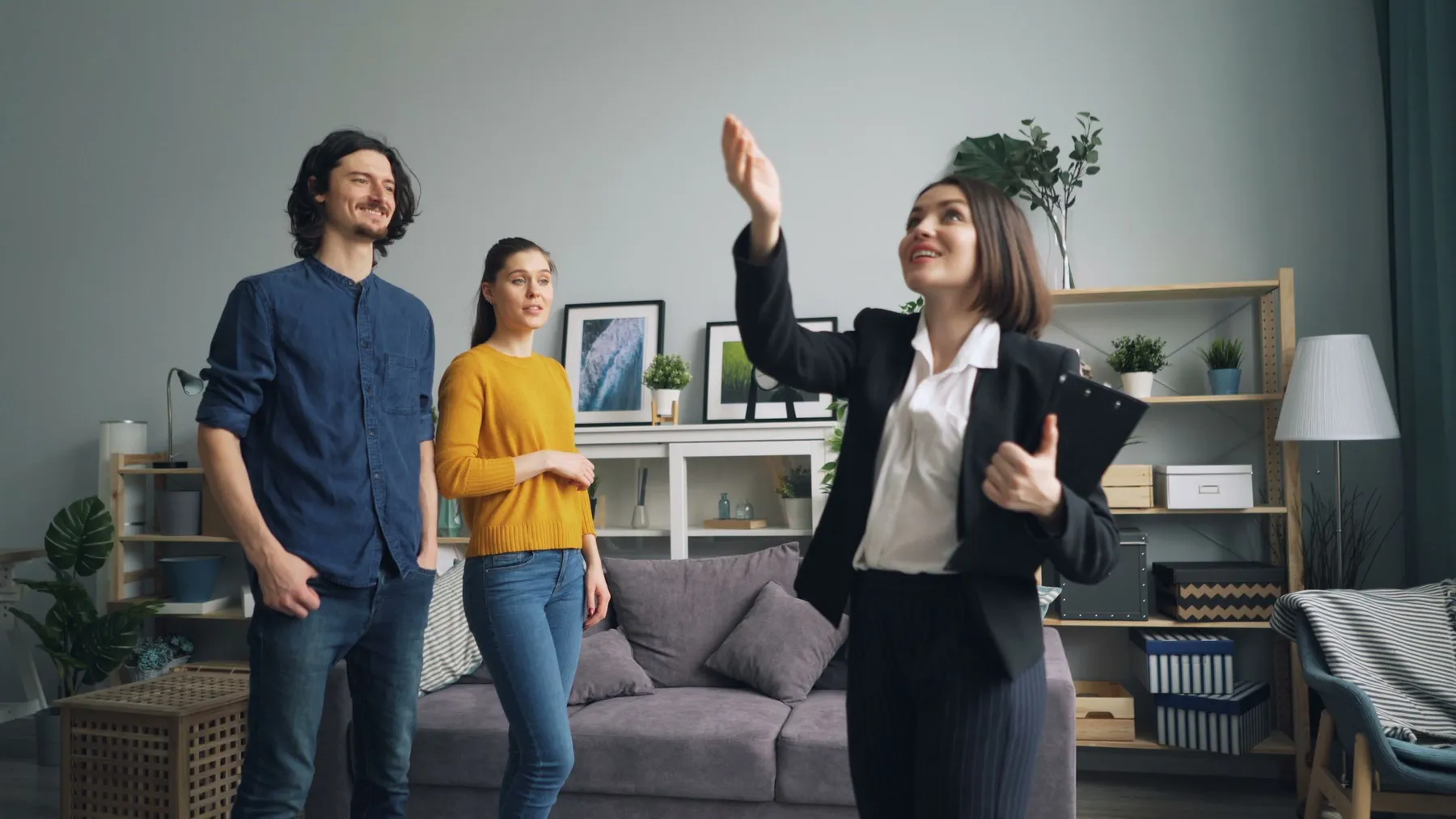 Makléřka ukazuje byt mladému páru